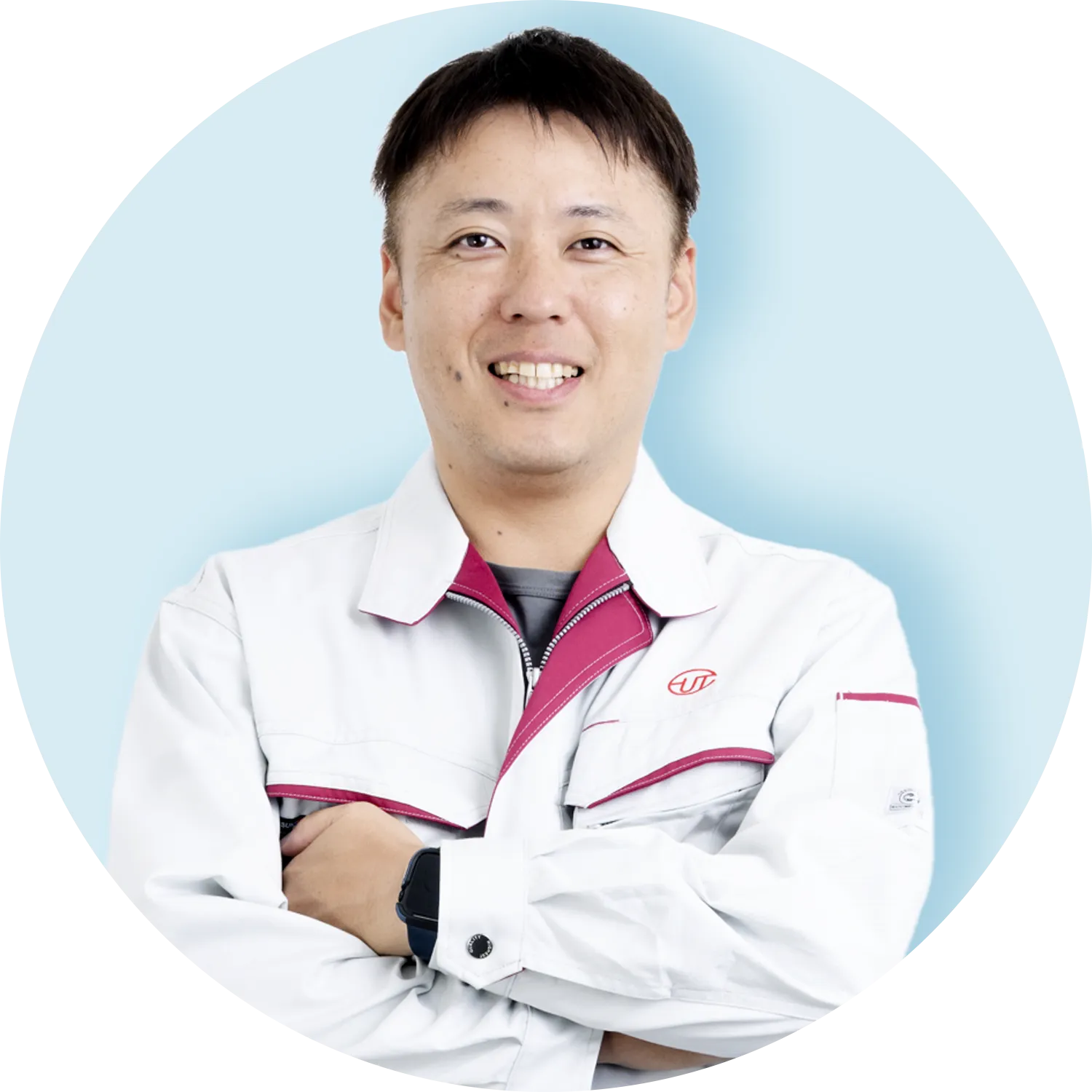 腕組みをするスタッフの写真