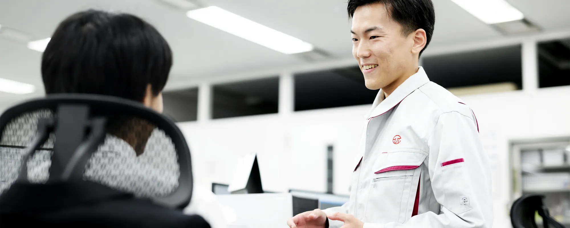 打ち合わせをするスタッフの写真