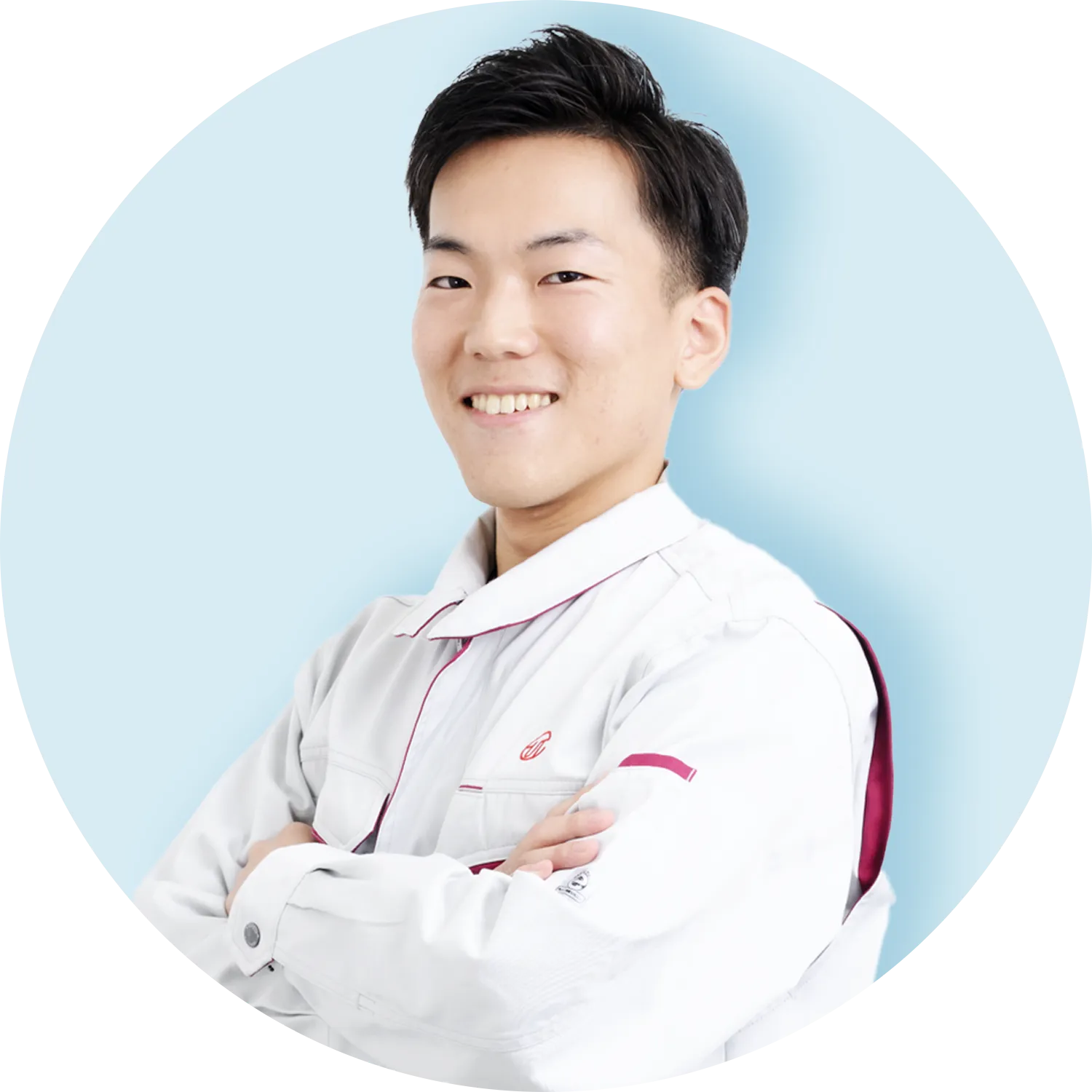 腕組みをするスタッフの写真