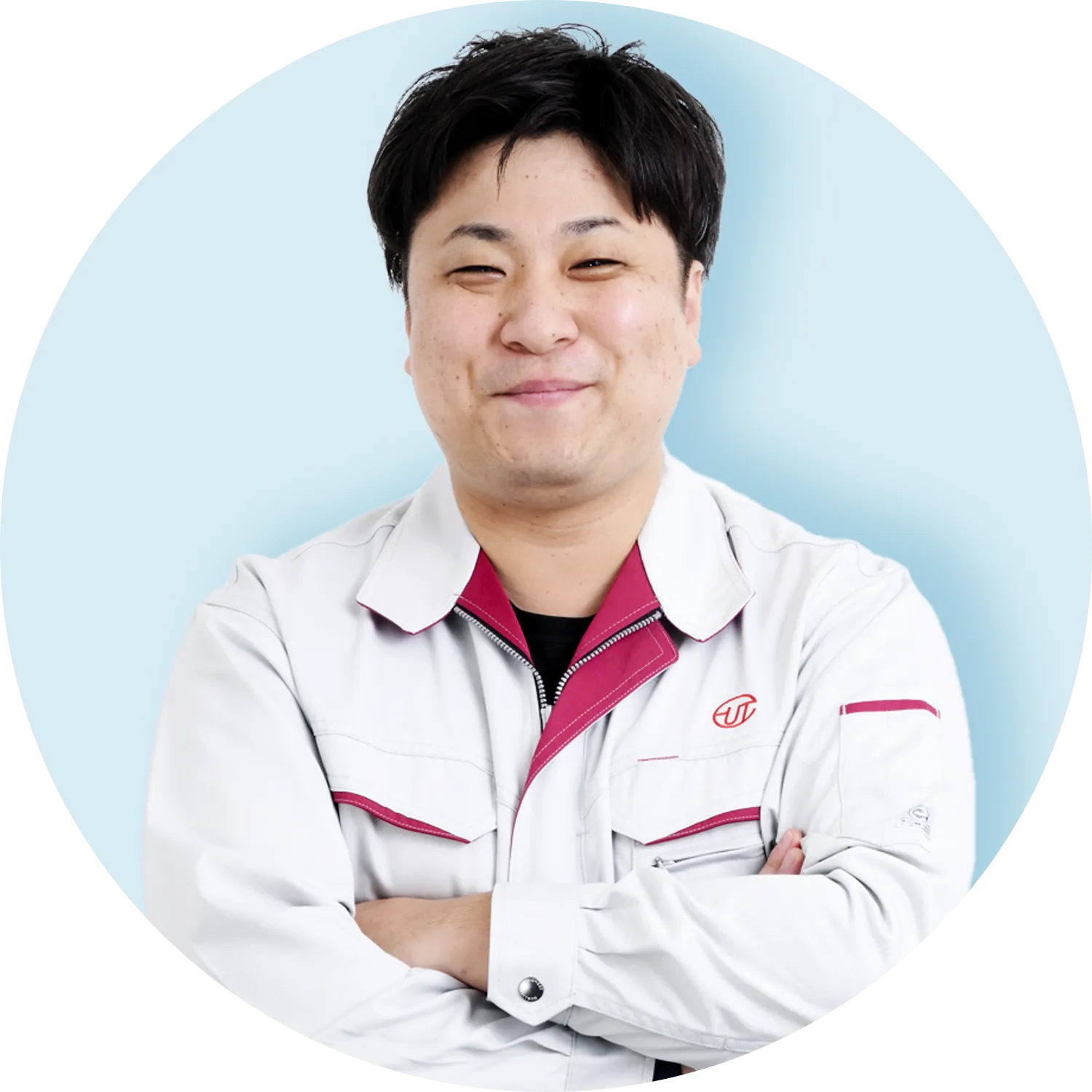 腕組みをするスタッフの写真